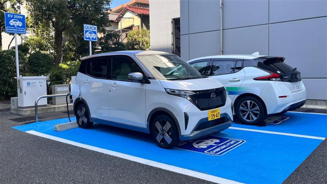 軽電気自動車「日産サクラ」(手前)からの給電の様子