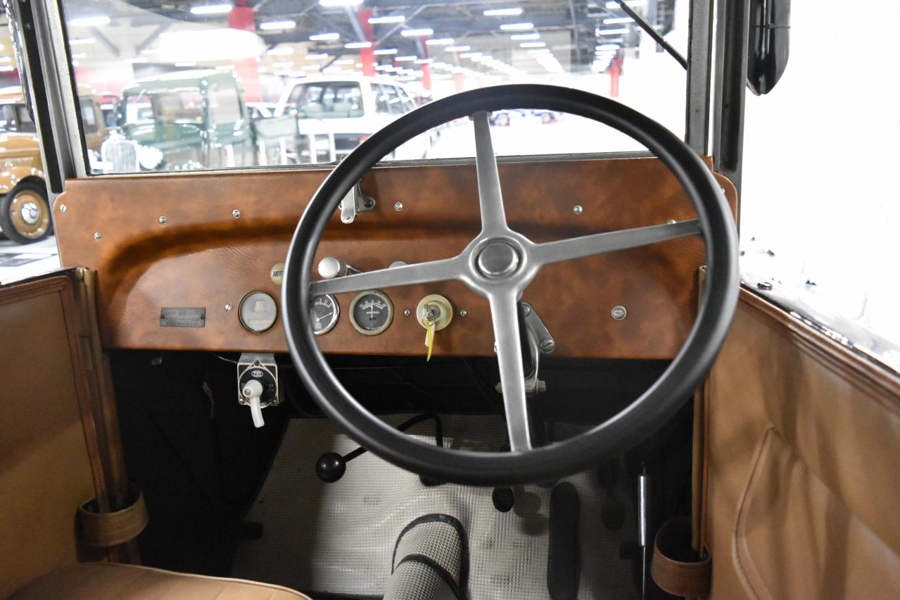 名車で辿る進化の軌跡。日産が誇る1930年代〜1990年代の代表車を 名車で辿る進化の軌跡。日産が誇る1930年代〜1990年代の代表車を